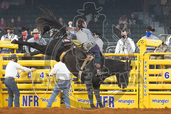 2020_Dez_05_WNFR_Bareback_Riding_Cole_Reiner_056