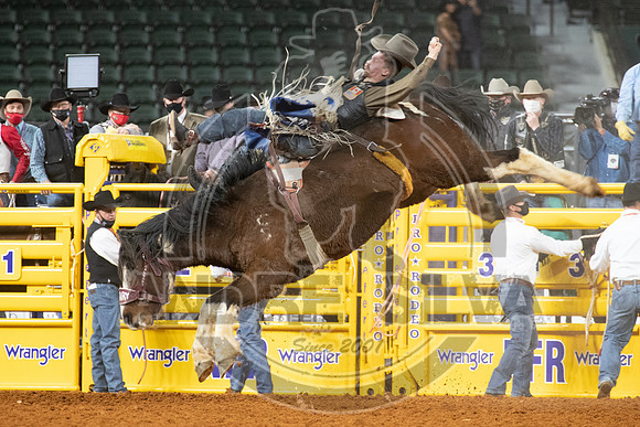 2020_Dez_09_WNFR_Bareback_Orin Larsen_055