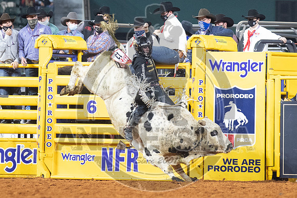 2020_Dez_11_WNFR_Bull_Riding_Sage Kimzey_1202