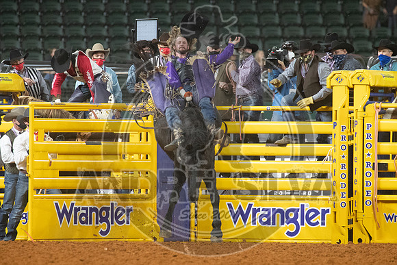 2020_Dez_09_WNFR_Bareback_Tilden Hooper_057