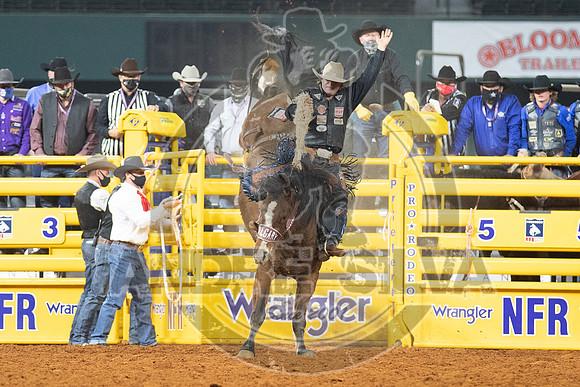 2020_Dez_11_WNFR_Saddle_Bronc_Wyatt Casper_1003