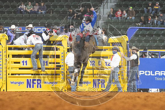 2020_Dez_06_WNFR_Bareback_Mason Clements_107