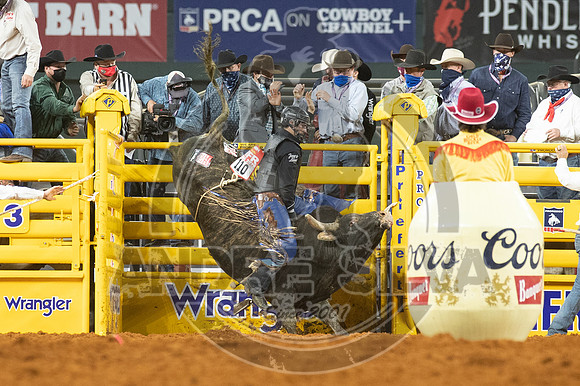 2020_Dez_06_WNFR_Bull_Riding_Tyler Bingham_473