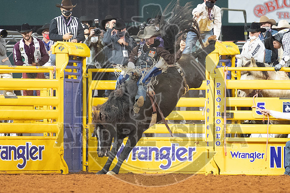 2020_Dez_11_WNFR_Bareback_Orin Larsen_733