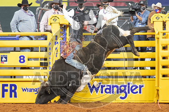 2020_Dez_11_WNFR_Bull_Riding_Dustin Boquet_1224