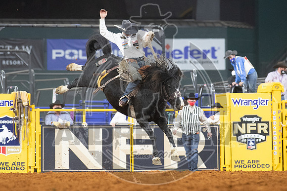 2020_Dez_06_WNFR_Saddle_Bronc_Shorty Garrett_306