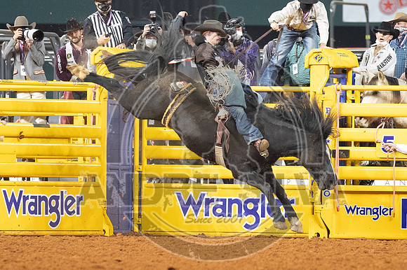 2020_Dez_11_WNFR_Bareback_Orin Larsen_731