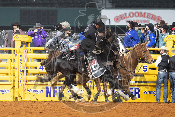 2020_Dez_11_WNFR_Saddle_Bronc_Ryder Wright_1016