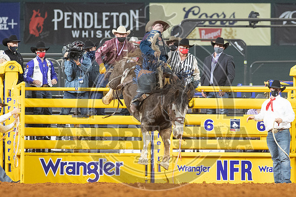 2020_Dez_06_WNFR_Saddle_Bronc_Wyatt Casper_329
