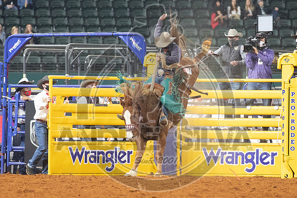 2020_Dez_11_WNFR_Saddle_Bronc_Taos Muncy_930