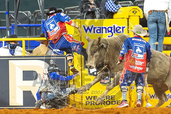 2020_Dez_06_WNFR_Bull_Riding_Dustin_Tuckness_505