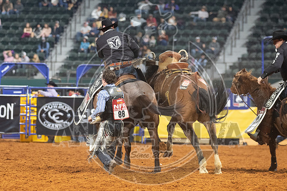 2020_Dez_11_WNFR_Saddle_Bronc_Chase Brooks_959