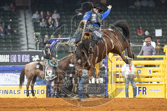 2020_Dez_11_WNFR_Saddle_Bronc_Ryder Wright_1015