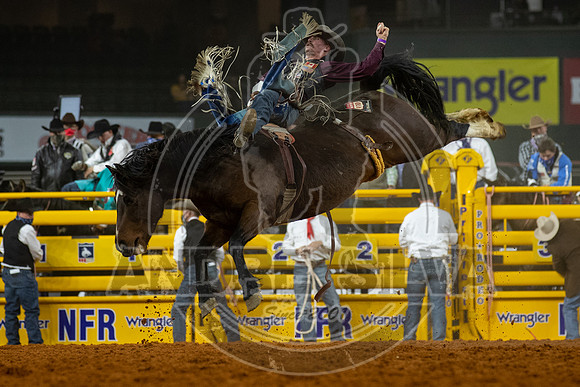 2020_Dez_06_WNFR_Bareback_Orin Larsen_072