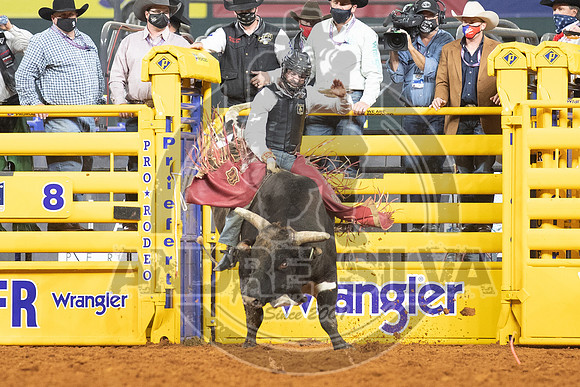 2020_Dez_11_WNFR_Bull_Riding_Dustin Boquet_1225