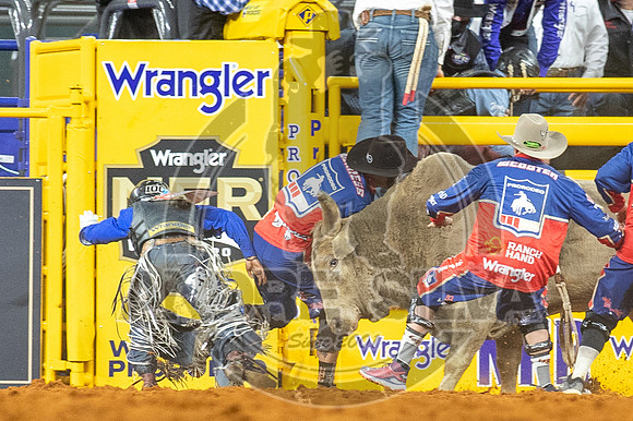 2020_Dez_06_WNFR_Bull_Riding_Dustin_Tuckness_504