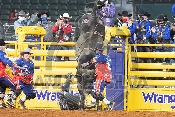 2020_Dez_11_WNFR_Bull_Riding_Stetson Wright_1250