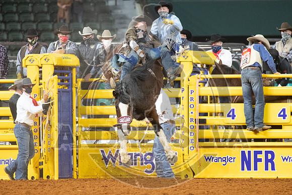 2020_Dez_09_WNFR_Bareback_Orin Larsen_053