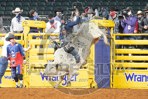 2020_Dez_11_WNFR_Bull_Riding_Colten Fritzlan_1238