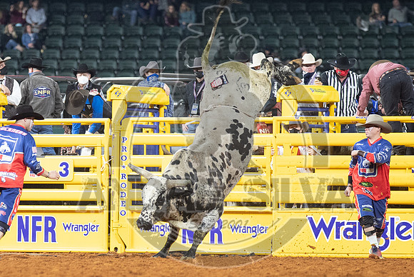 2020_Dez_11_WNFR_Bull_Riding_Clayton Sellars_1199
