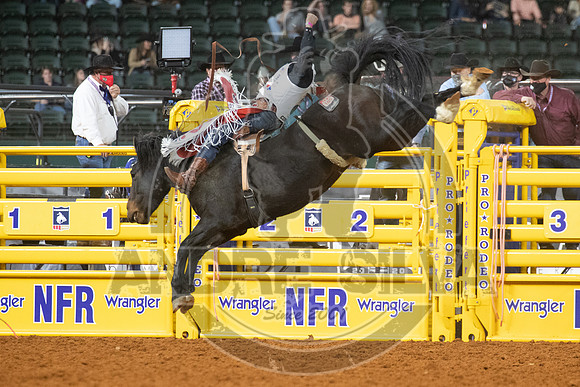 2020_Dez_09_WNFR_Bareback_Mason Clements_086