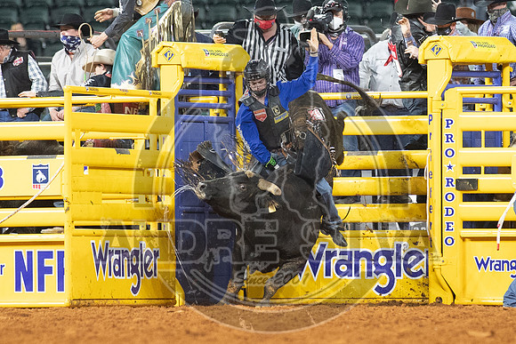 2020_Dez_11_WNFR_Bull_Riding_Ky Hamilton_1229