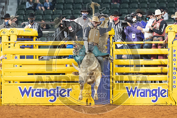 2020_Dez_11_WNFR_Bull_Riding_Brady Portenier_1205