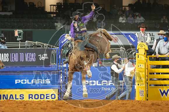 2020_Dez_06_WNFR_Saddle_Bronc_Isaac Diaz_258