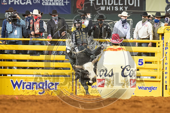 2020_Dez_06_WNFR_Bull_Riding_Sage Kimzey_498