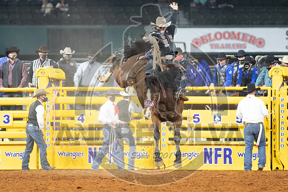 2020_Dez_11_WNFR_Saddle_Bronc_Wyatt Casper_1006
