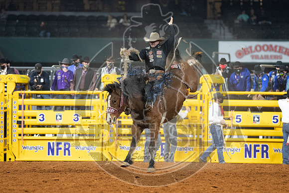 2020_Dez_11_WNFR_Saddle_Bronc_Wyatt Casper_1007
