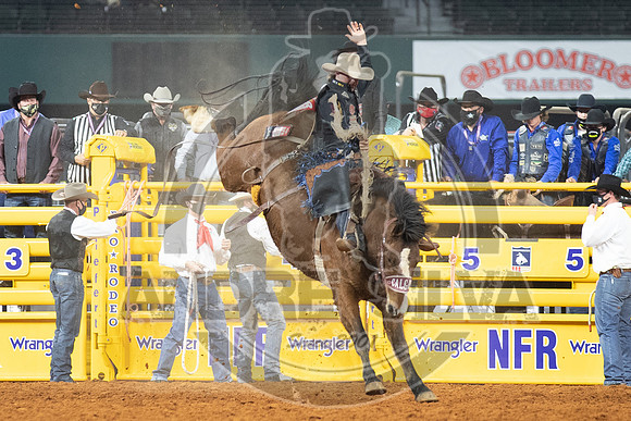 2020_Dez_11_WNFR_Saddle_Bronc_Wyatt Casper_1005