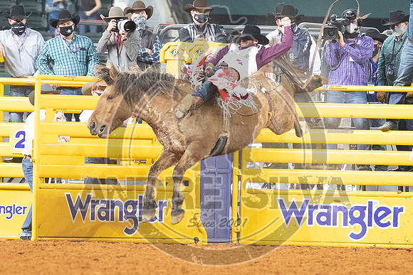 2020_Dez_11_WNFR_Bareback_Mason Clements_716
