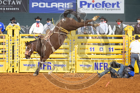 2020_Dez_11_WNFR_Saddle_Bronc_Stetson Wright_975