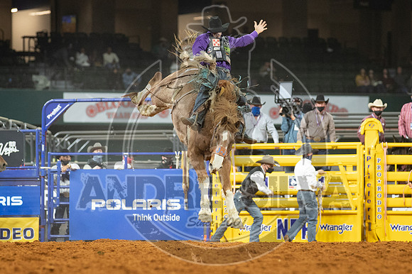 2020_Dez_06_WNFR_Saddle_Bronc_Isaac Diaz_260