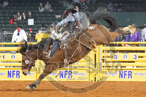 2020_Dez_11_WNFR_Saddle_Bronc_Chase Brooks_955