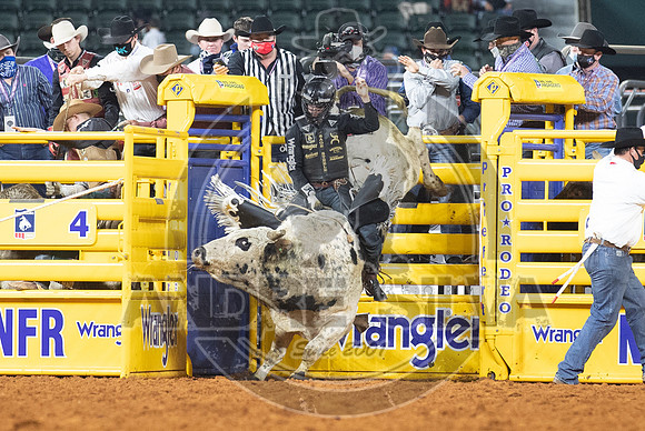 2020_Dez_11_WNFR_Bull_Riding_Sage Kimzey_1200