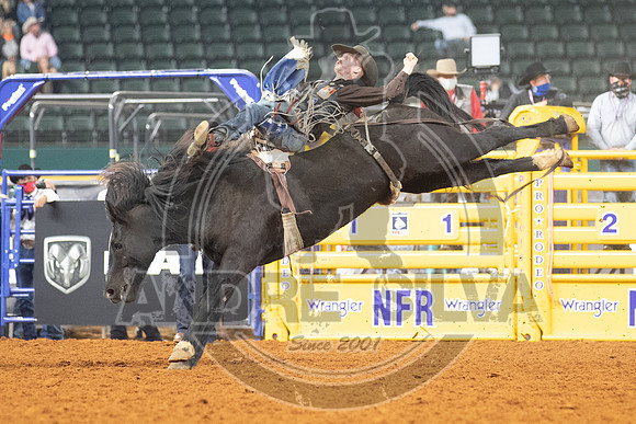 2020_Dez_11_WNFR_Bareback_Orin Larsen_736