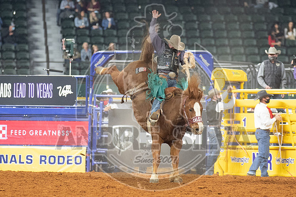 2020_Dez_11_WNFR_Saddle_Bronc_Taos Muncy_933