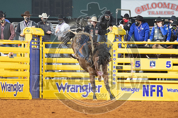 2020_Dez_11_WNFR_Saddle_Bronc_Wyatt Casper_1001