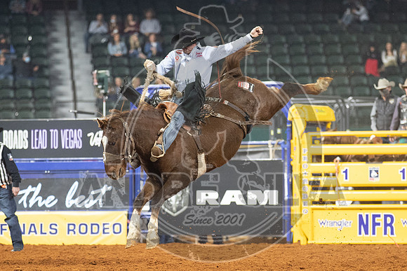 2020_Dez_11_WNFR_Saddle_Bronc_Sterling Crawley_911