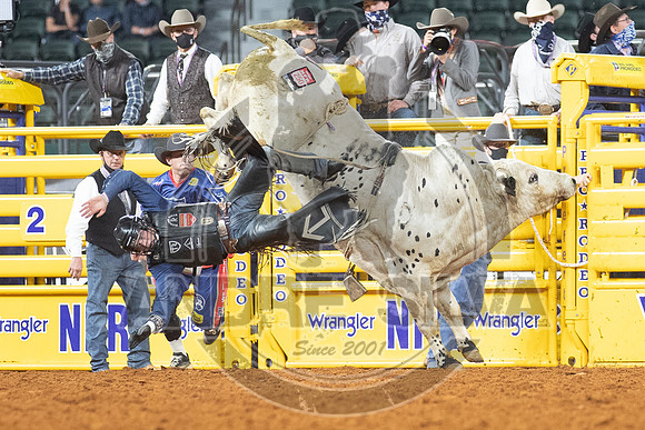 2020_Dez_11_WNFR_Bull_Riding_Colten Fritzlan_1239