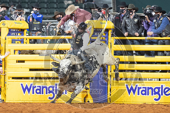 2020_Dez_11_WNFR_Bull_Riding_Clayton Sellars_1195