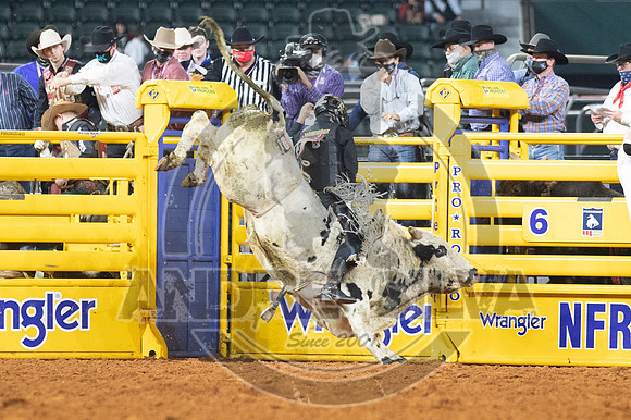 2020_Dez_11_WNFR_Bull_Riding_Sage Kimzey_1201