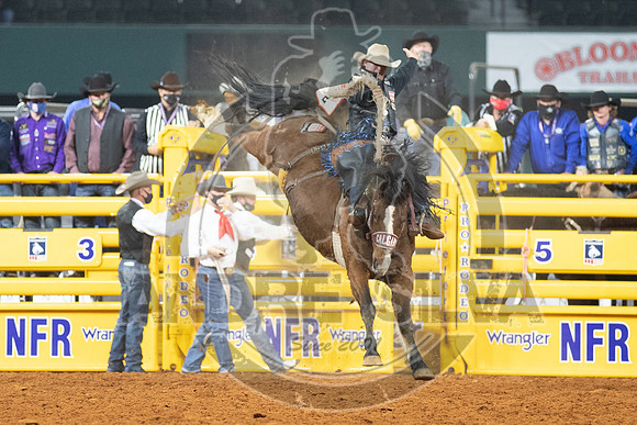 2020_Dez_11_WNFR_Saddle_Bronc_Wyatt Casper_1004