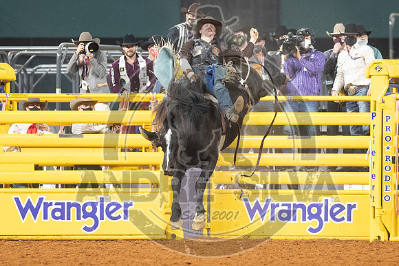 2020_Dez_11_WNFR_Bareback_Orin Larsen_735