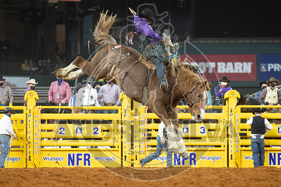 2020_Dez_06_WNFR_Saddle_Bronc_Isaac Diaz_261