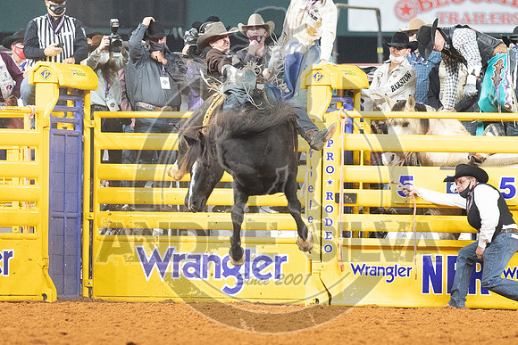 2020_Dez_11_WNFR_Bareback_Orin Larsen_732
