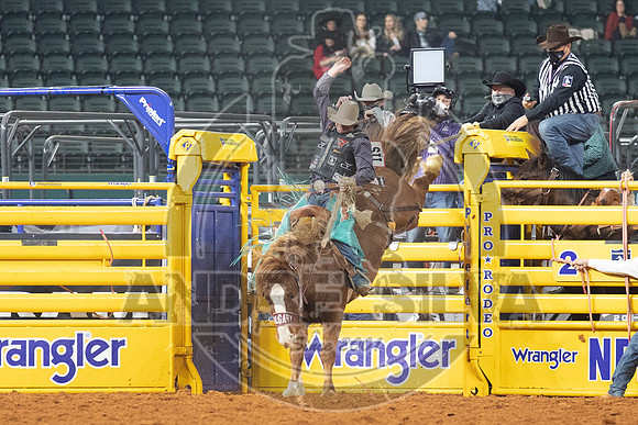 2020_Dez_11_WNFR_Saddle_Bronc_Taos Muncy_928