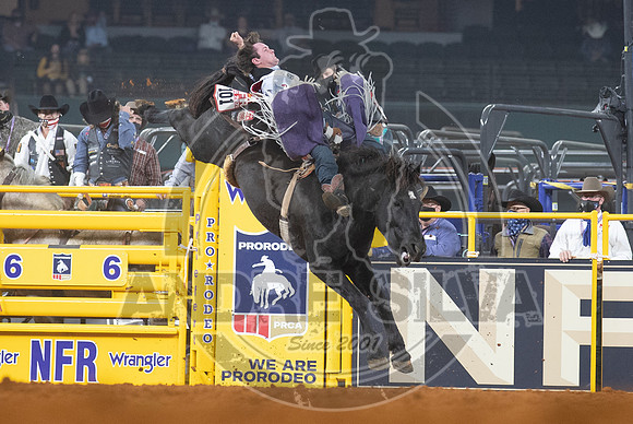 2020_Dez_05_WNFR_Bareback_Riding_Cole_Reiner_058